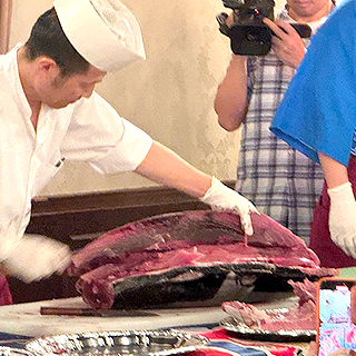 マグロの解体ショー